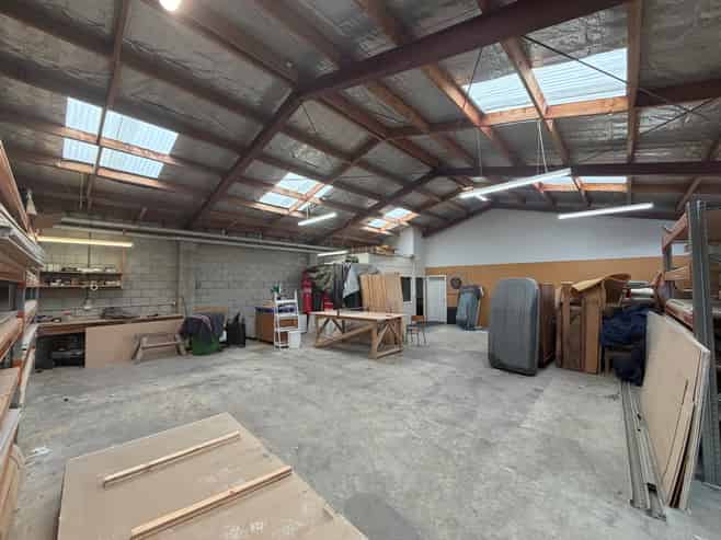 Very Tidy Industrial Warehouse for Lease