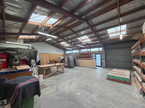 Very Tidy Industrial Warehouse for Lease