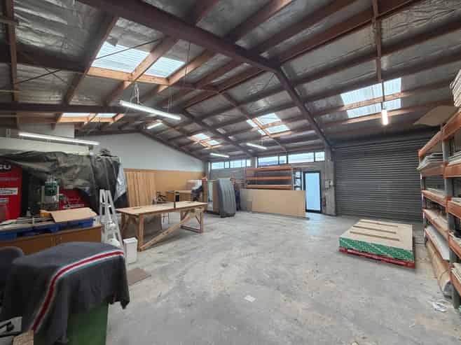 Very Tidy Industrial Warehouse for Lease