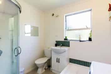 17A Kowhai Street, Tawa