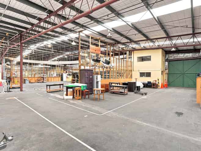 Large Profile Warehousing For Lease