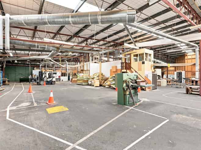 Large Profile Warehousing For Lease