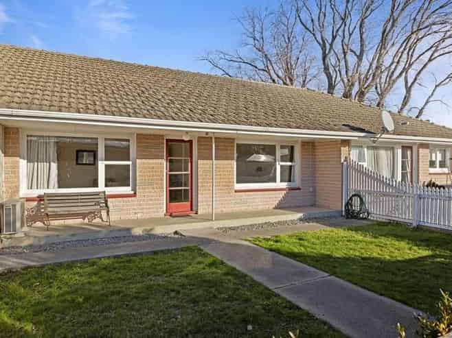 2/9a Curletts Road, Sockburn
