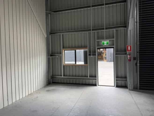 High-stud warehouse with 3-phase