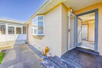 805 Park Road South, Akina