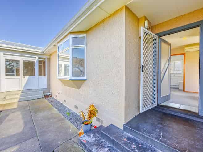 805 Park Road South, Akina