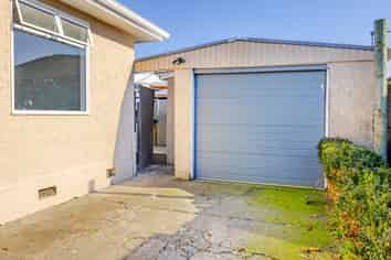 805 Park Road South, Akina
