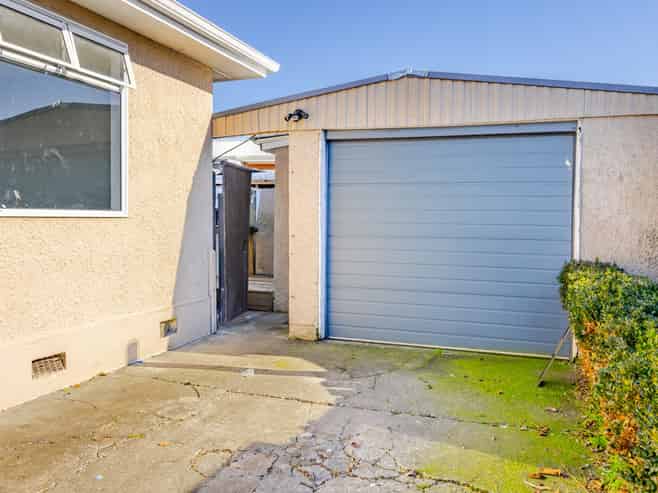 805 Park Road South, Akina