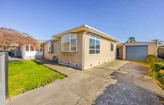 805 Park Road South, Akina