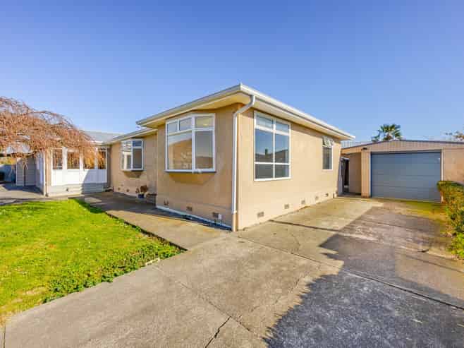 805 Park Road South, Akina