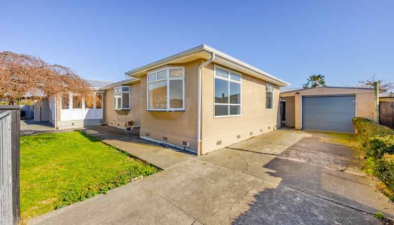 805 Park Road South, Akina