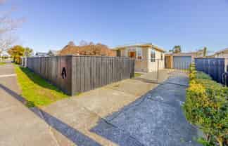 805 Park Road South, Akina