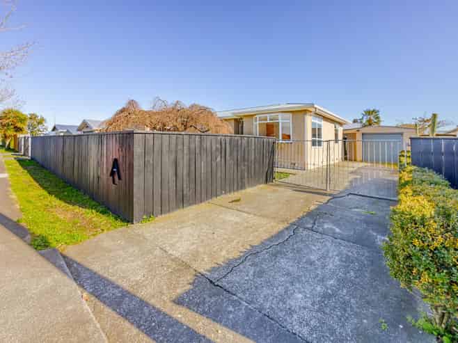 805 Park Road South, Akina