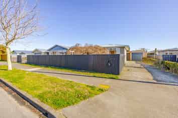 805 Park Road South, Akina