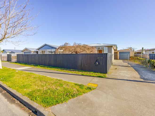 805 Park Road South, Akina