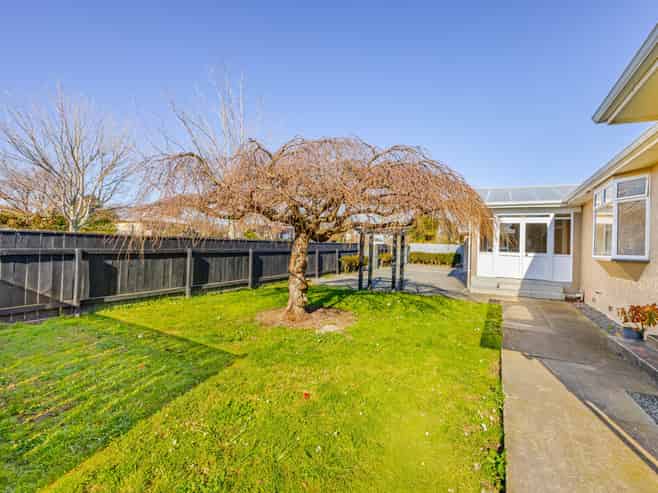 805 Park Road South, Akina