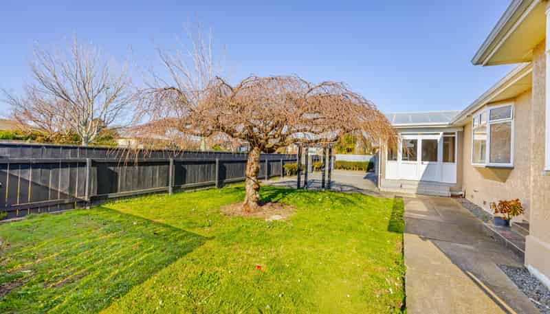 805 Park Road South, Akina