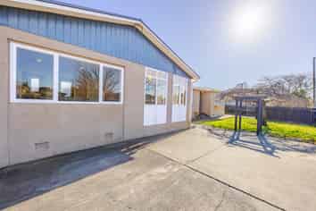 805 Park Road South, Akina