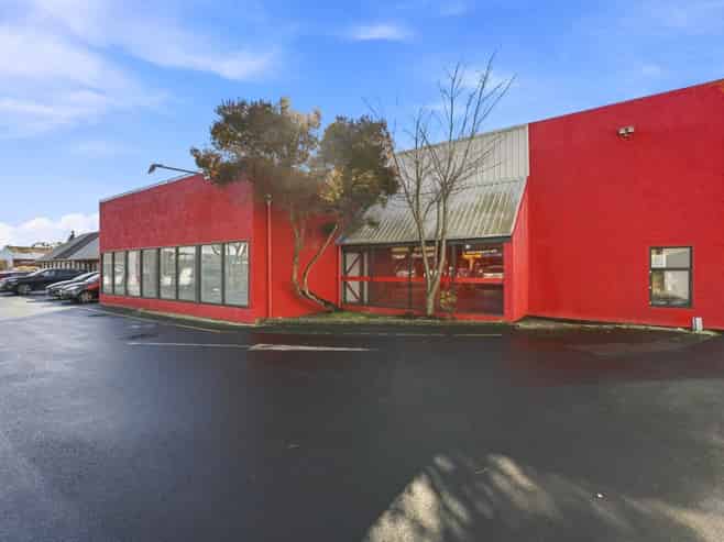 High-profile large format retail opportunity