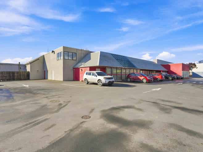High-profile large format retail opportunity