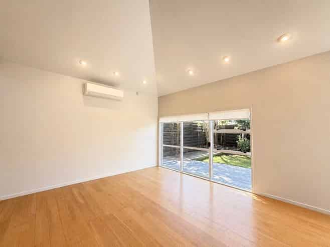 2/14 Taharoto Road, Takapuna