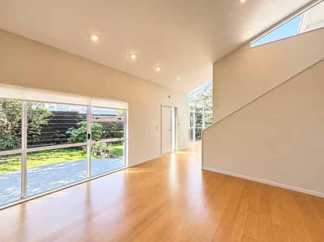 2/14 Taharoto Road, Takapuna
