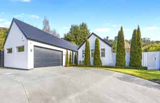 4 Chorley Place, Hillsborough