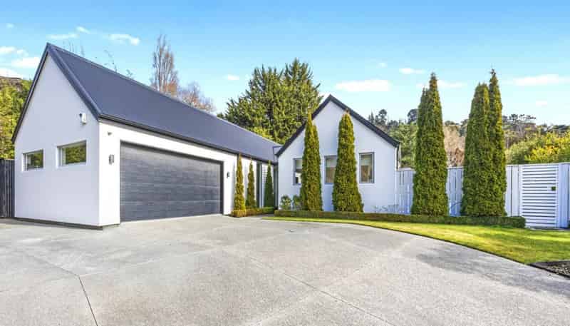 4 Chorley Place, Hillsborough
