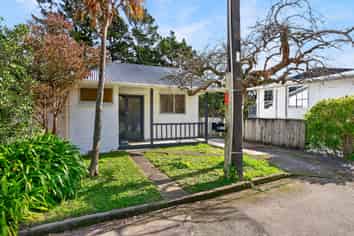 8 Cyril Way, Paparangi