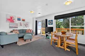 8 Cyril Way, Paparangi