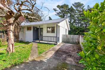 8 Cyril Way, Paparangi