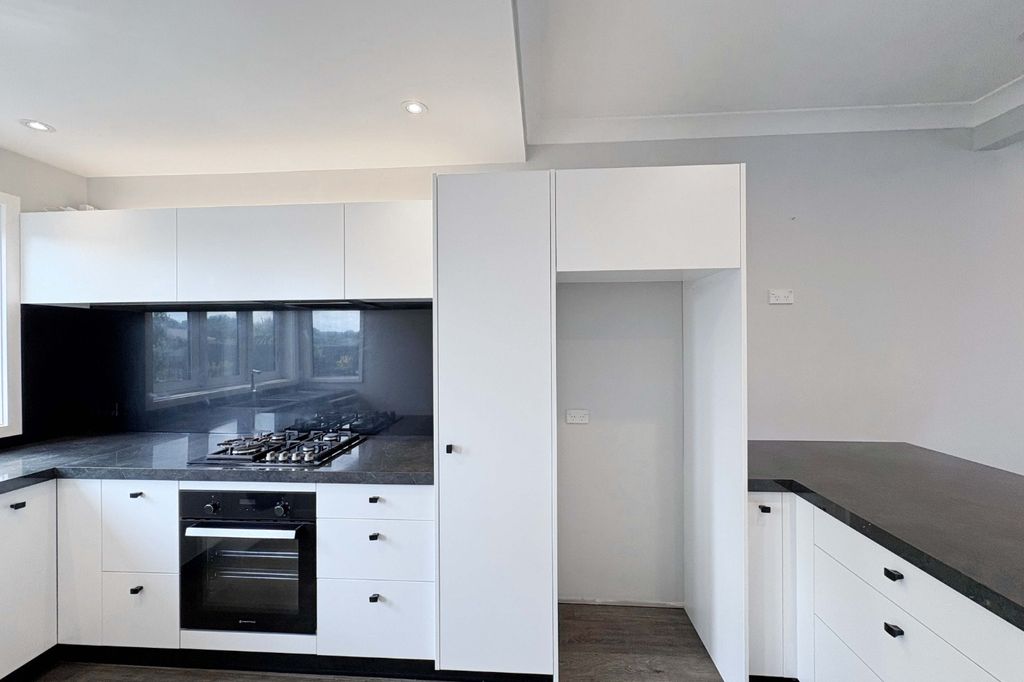 CASTLECLIFF - 1 BEDROOM 3