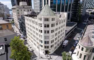 Iconic full-floor character office