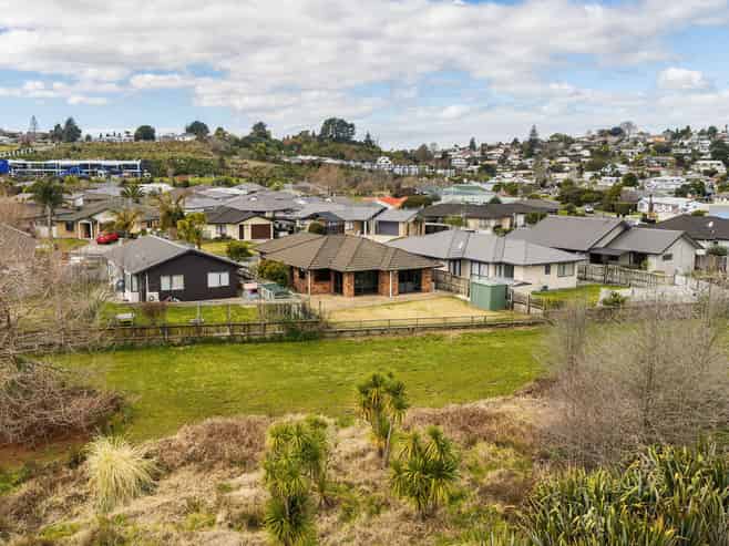79 Solomon Street, Brookfield