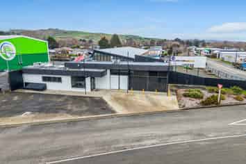 Industrial yard, shed, showroom with great profile