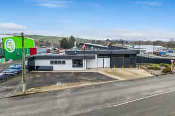 Industrial yard, shed, showroom with great profile