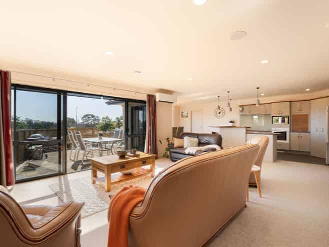 15 Rowesdale Drive, Ohauiti