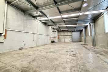 Dual Roller Door Warehouse with Office | 448m2