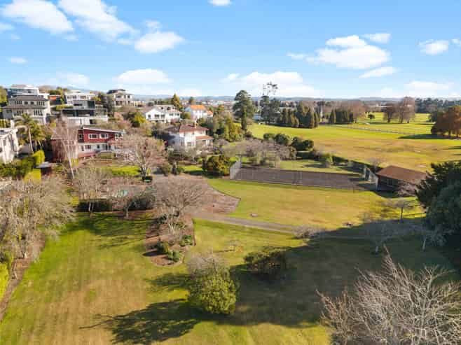 Rare Hamilton Lake Development Opportunity