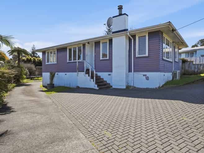 57 Chorley Avenue, Massey