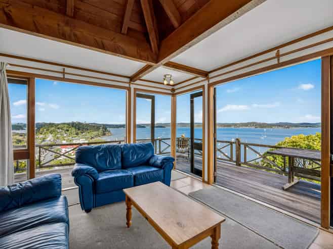 9/ Te Maiki Rise, Russell