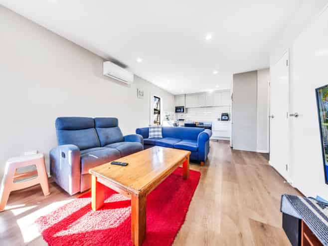 2/43 Clevedon Road, Papakura