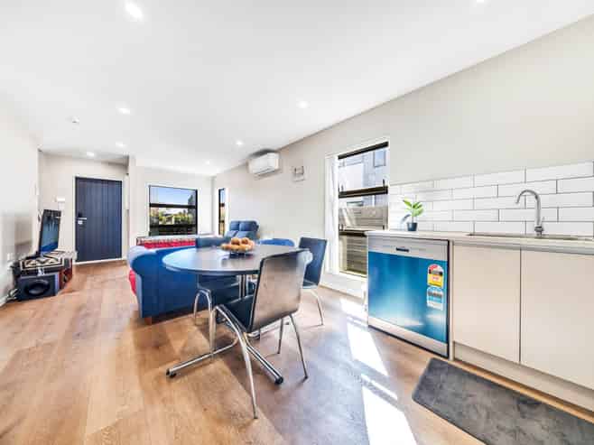 2/43 Clevedon Road, Papakura