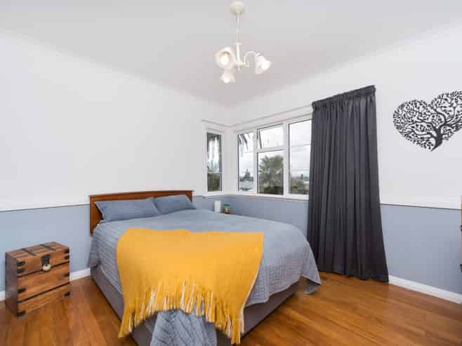 100 West Street, Feilding