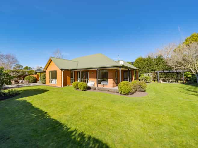 2 Springvale Gardens, Harewood