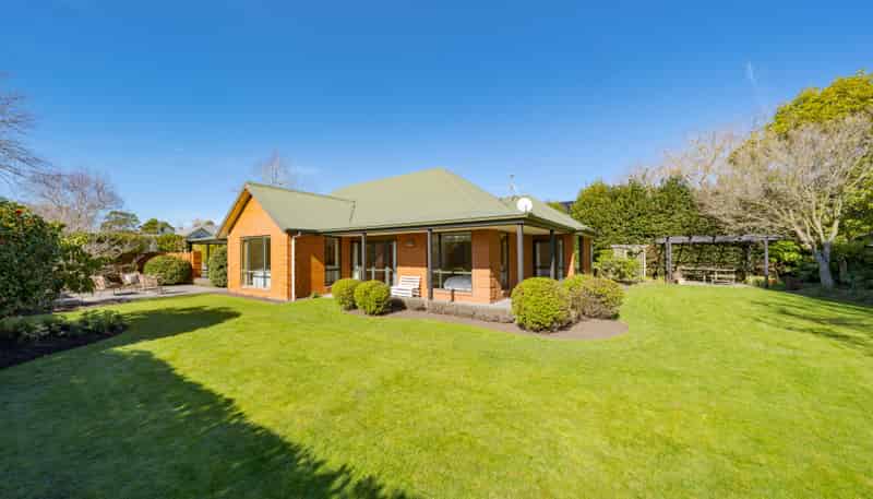 2 Springvale Gardens, Harewood