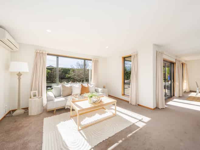 2 Springvale Gardens, Harewood