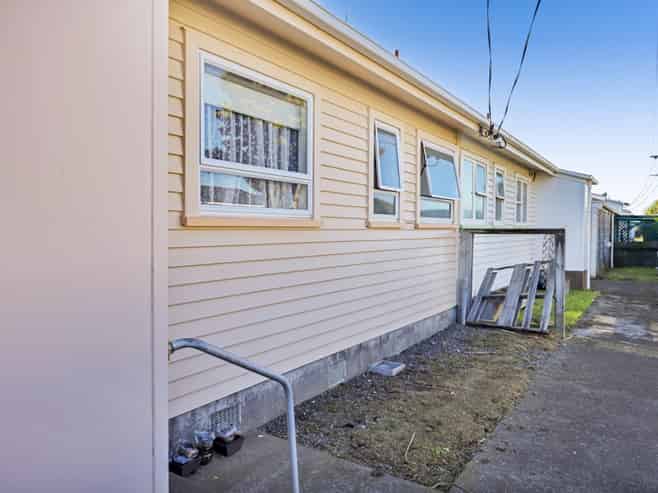 1/42 Egmont Street, Hawera