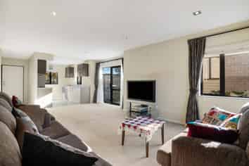 38 Royalle Mews, Botany Downs