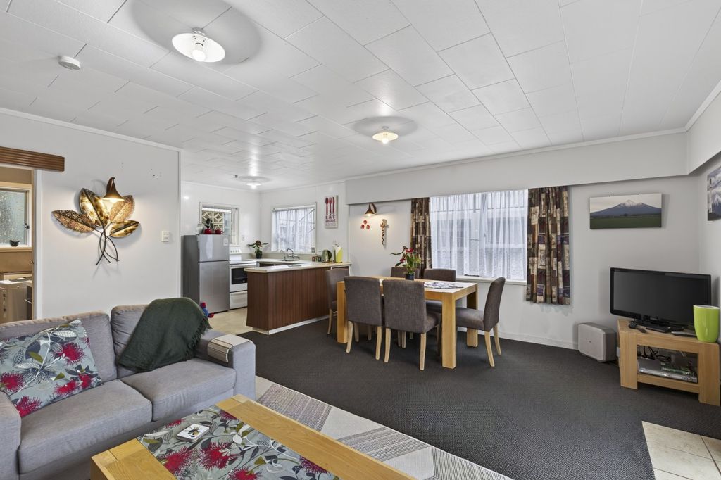 Easy Living, Central Location 5